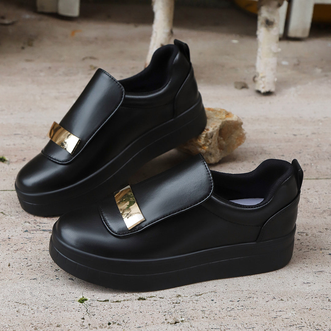 Damen  Slip-On Plateau-Sneaker mit dekorativer Metallapplikation und gepolstertem Komfortfußbett EB