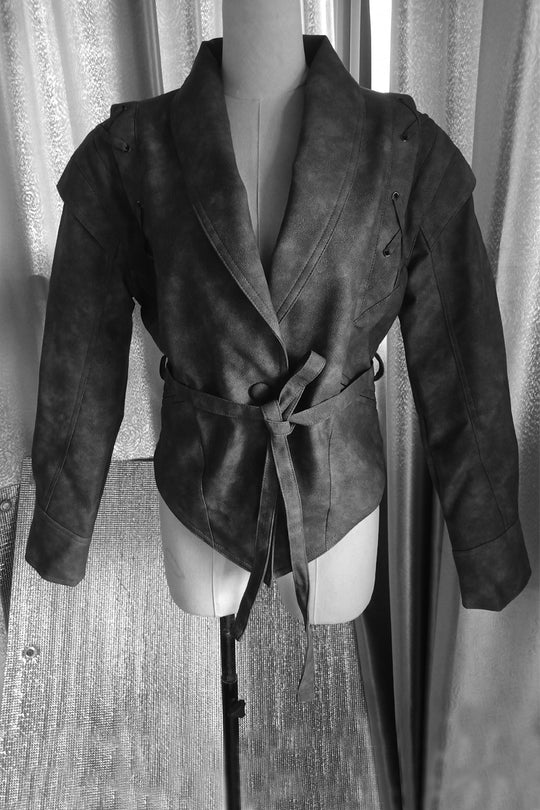 Damen taillierte Kunstlederjacke mit verspieltem Schnürdetail EB