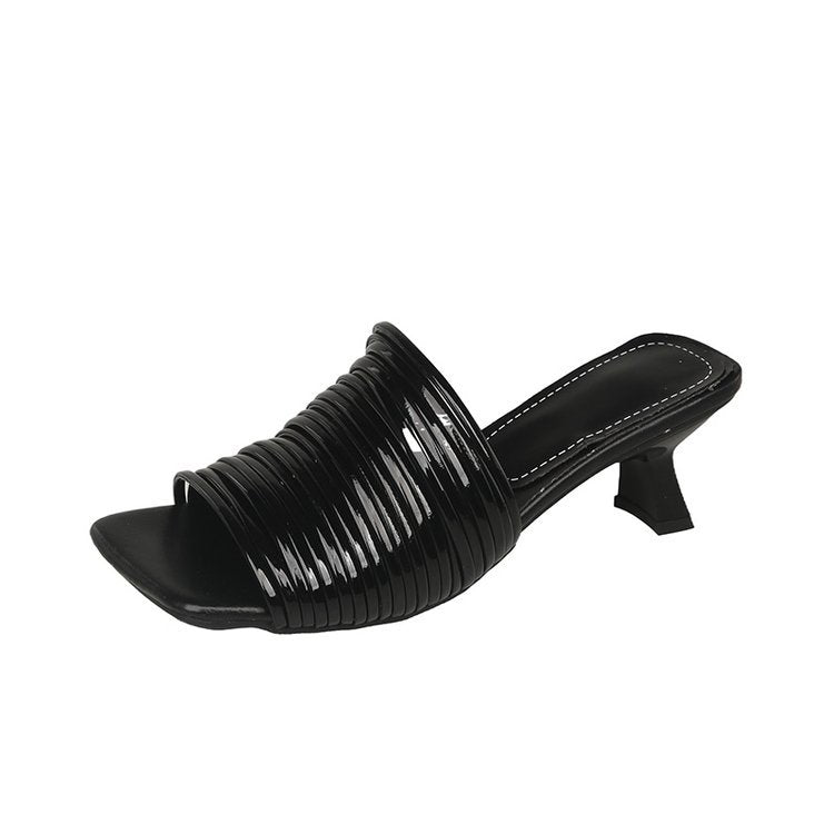 Damen-Mules mit glänzenden Riemen und elegantem Absatz EB