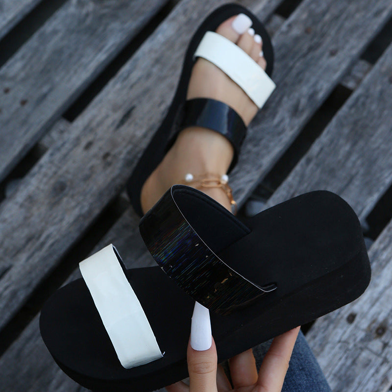 Damen Riemensandalen mit glänzenden Akzenten und komfortablem Plateau EB