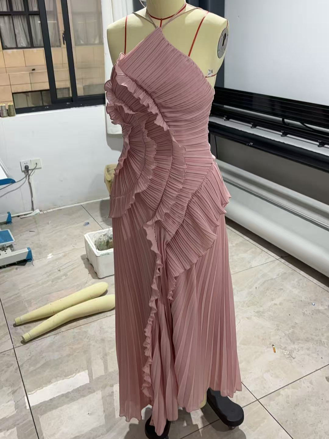 Damen Elegantes plissiertes Maxikleid mit asymmetrischem Design EB