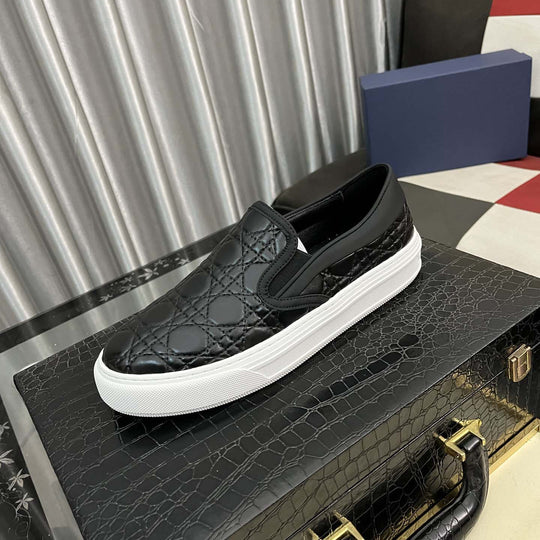 Damen Slip-On Sneakers mit eleganter Steppoptik und rutschfester Sohle EB