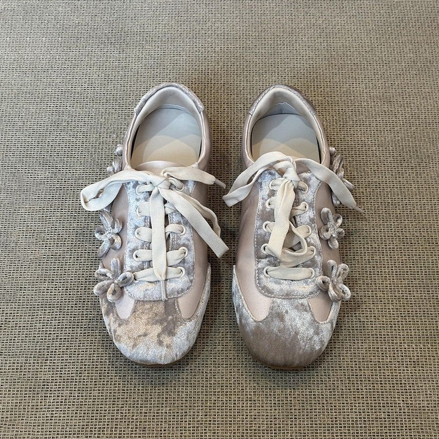 Damen Sportliche Sneaker mit elegantem Samtoberteil und modischen Applikationen EB
