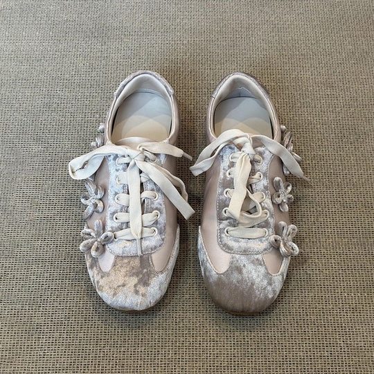 Damen Sportliche Sneaker mit elegantem Samtoberteil und modischen Applikationen EB