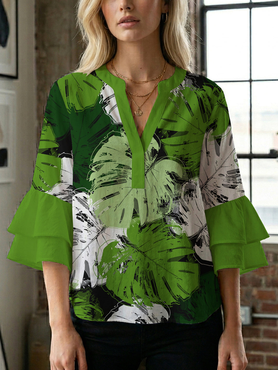 Damen Bluse mit voluminösen Flügelärmel und intensivem Blattmuster EB