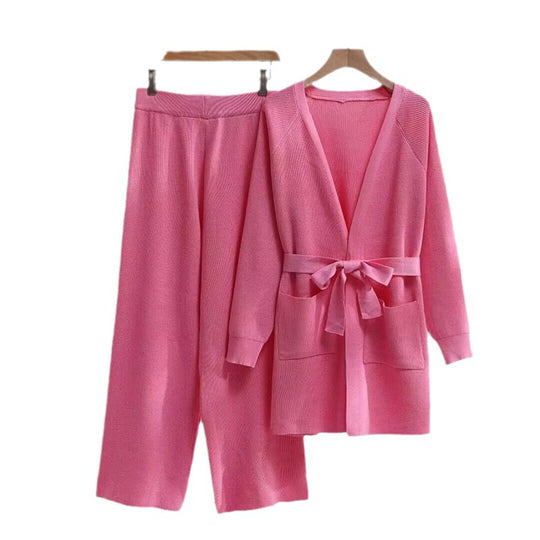 Damen modisches Strick-Lounge-Set mit Bindegürtel und praktischen Taschen EB