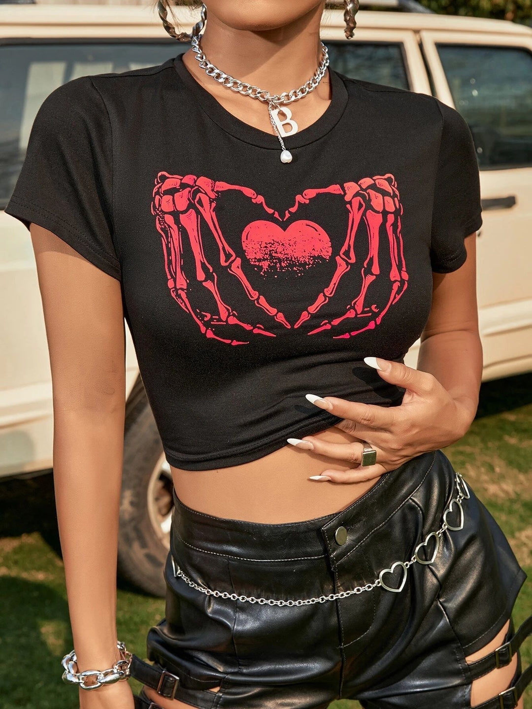 Damen Crop-Top mit kreativem Skeletthand-Motiv EB