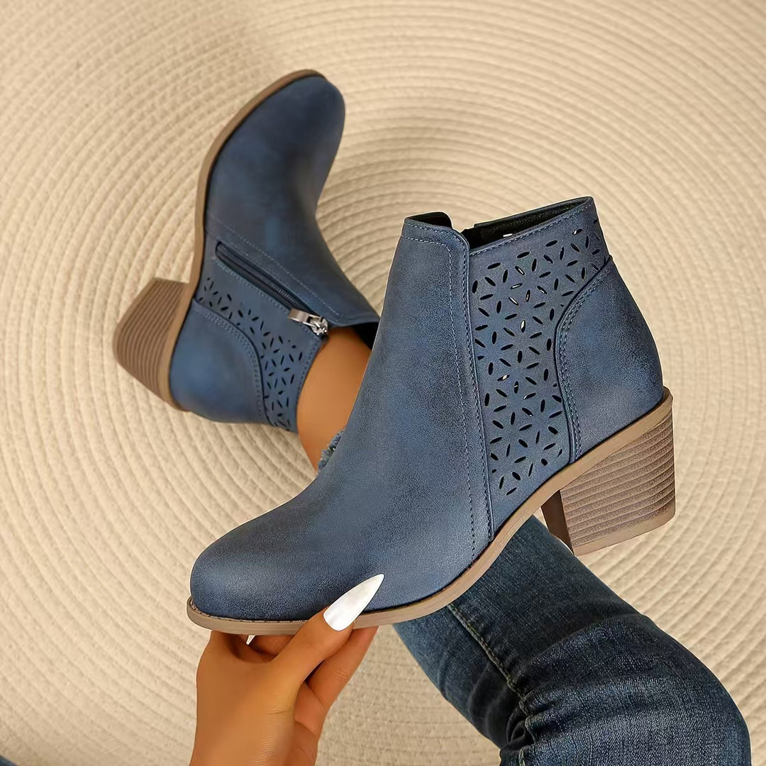Damen Stiefeletten mit laserperforiertem Blattmuster, Wildlederoptik und mittlerem Blockabsatz EB