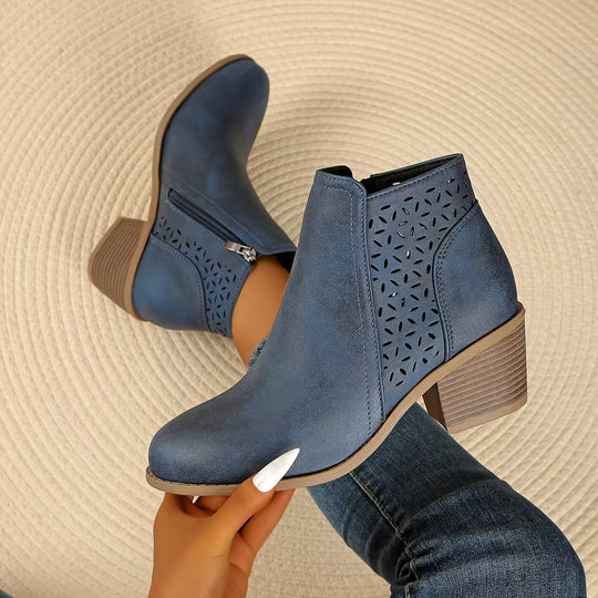 Damen Stiefeletten mit laserperforiertem Blattmuster, Wildlederoptik und mittlerem Blockabsatz EB