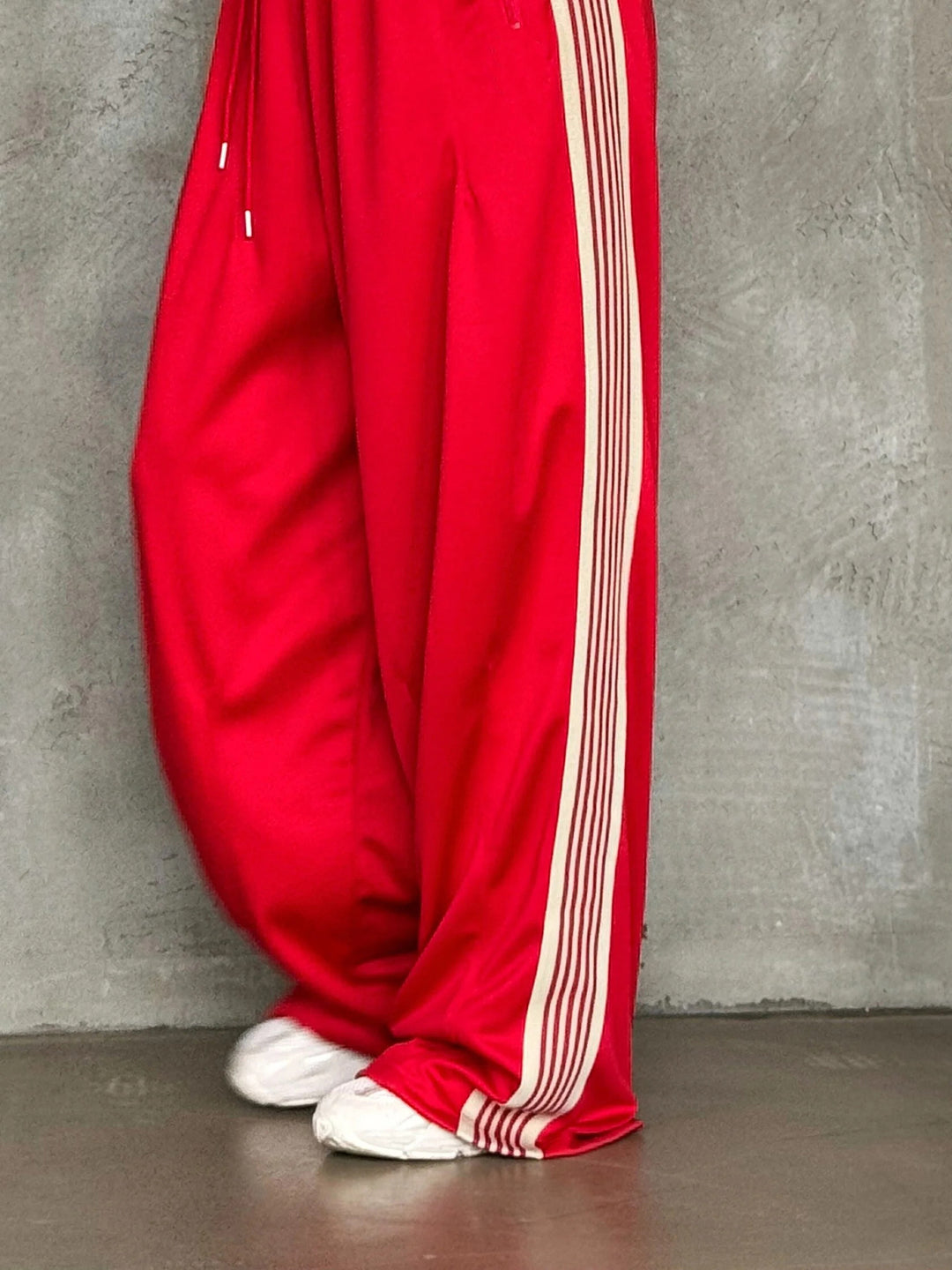 Damen weite Sporthose mit diagonalen Streifen EB