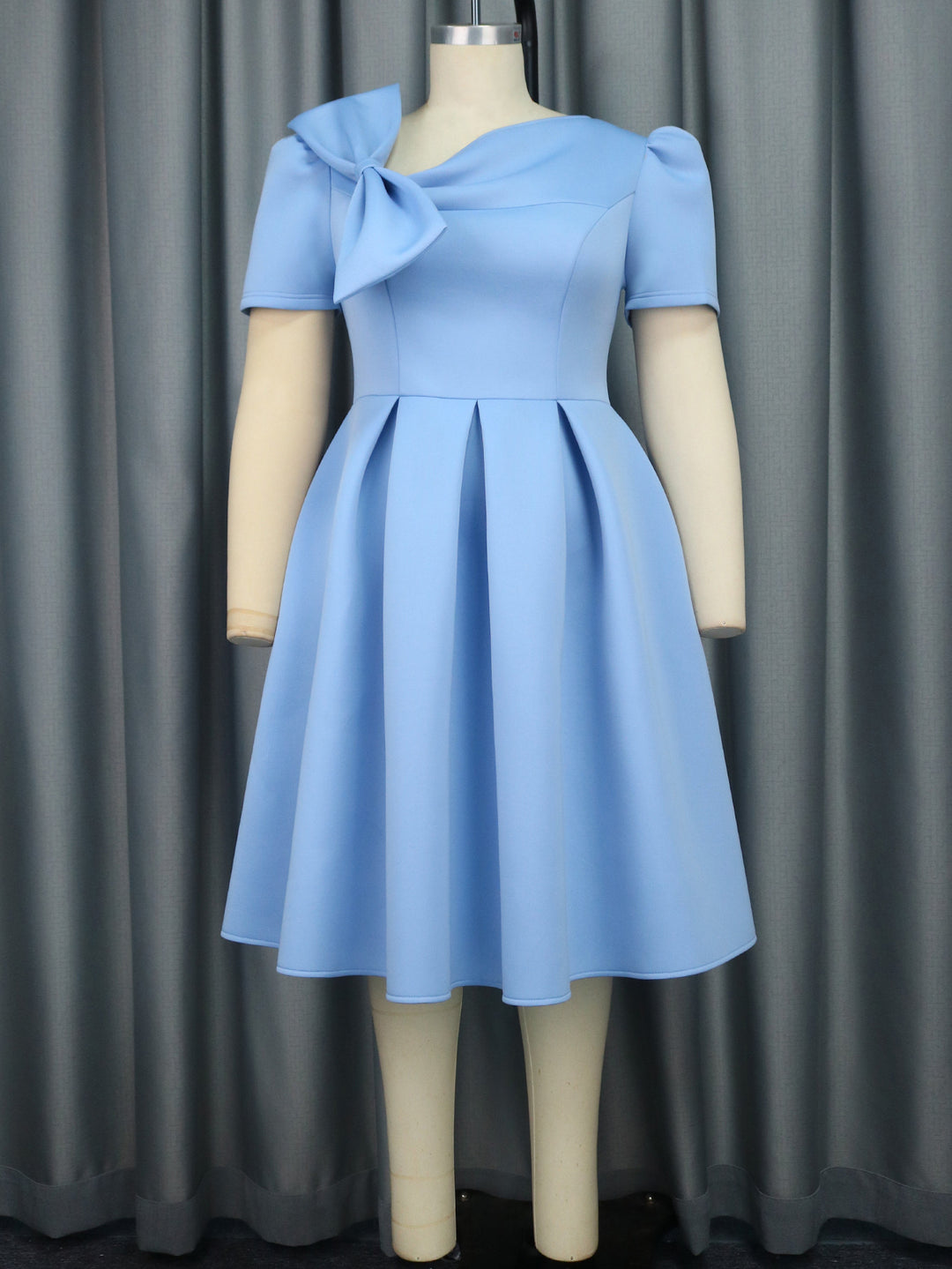 Damen Cocktailkleid mit kunstvollem Schleifenakzent und taillierter Silhouette EB