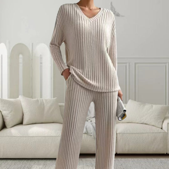Damen Strickanzug mit modischem V-Ausschnitt und feinem Rippdesign EB