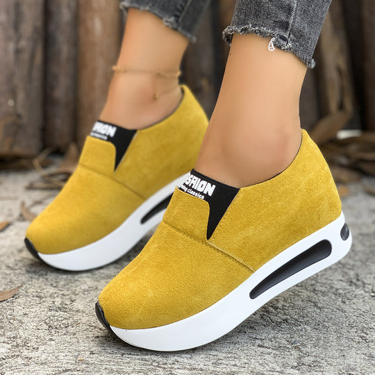 Damen Slip-On Wedge-Sneaker mit verstecktem Keil, Microvelours-Obermaterial und seitlicher Luftkammer EB