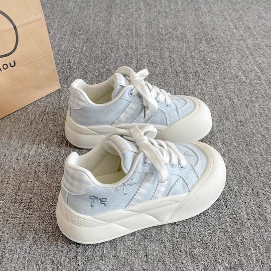 Damen Sneakers mit eleganter Struktur und modischen Details EB