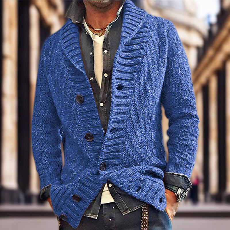 Herren Strickjacke mit modernem Zopfmuster und Knopfdetails EB