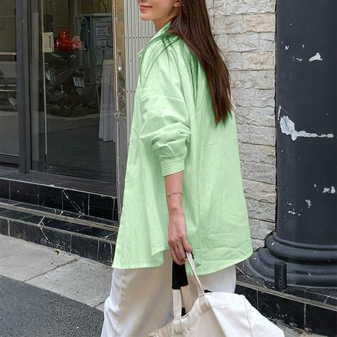 Damen nan oversized Hemd mit feiner Nadelstreifenstruktur, Kentkragen, abgerundetem Saum und geknöpften Manschetten EB