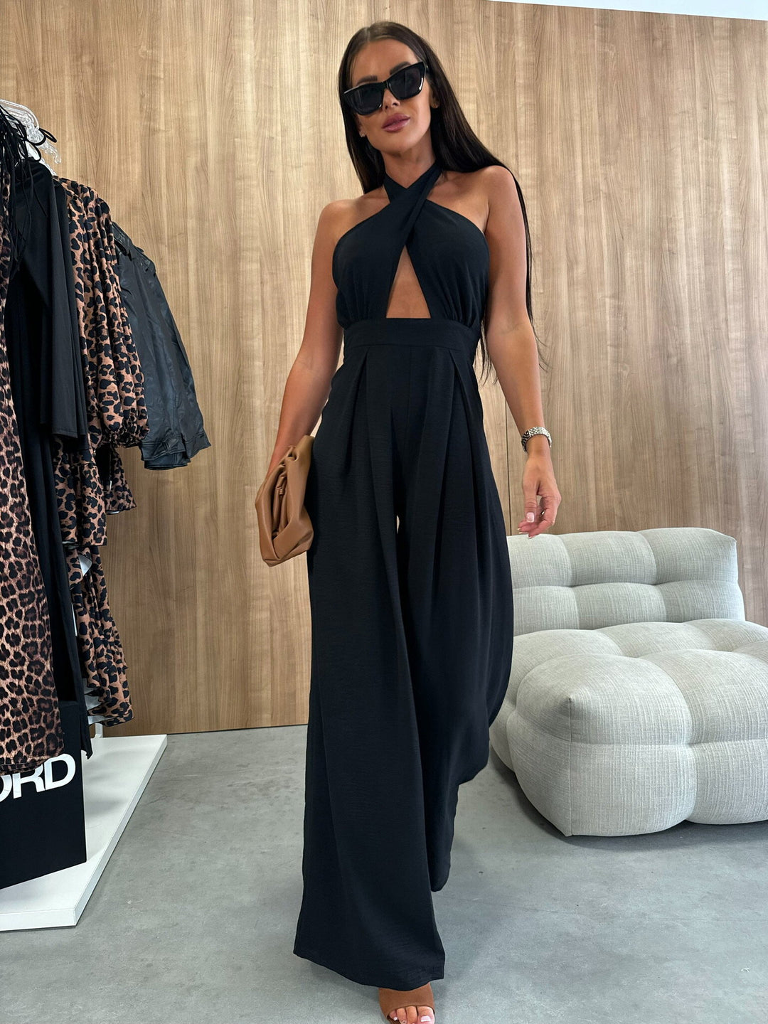 Damen Jumpsuit mit tiefem V-Ausschnitt und weiten Beinen EB