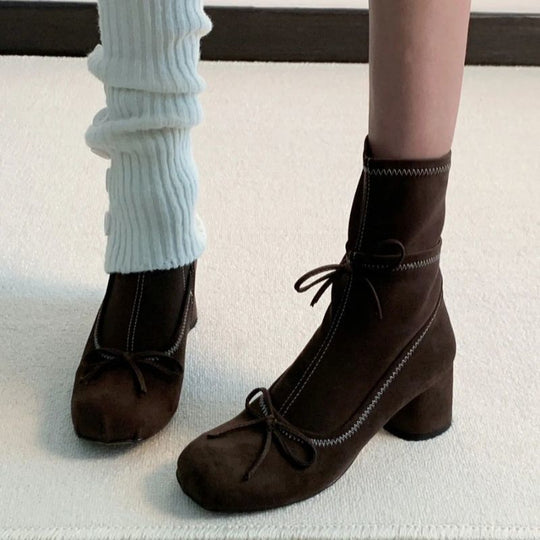 Damen Ballerina‑inspirierte Ankle‑Heels mit gerafftem Schaft und sculpted Blockabsatz EB