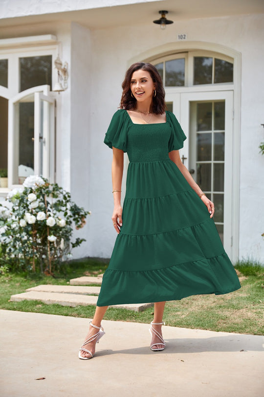 EB | Plissee-Kleid mit quadratischem Ausschnitt und Neckholder-Blasenärmeln
