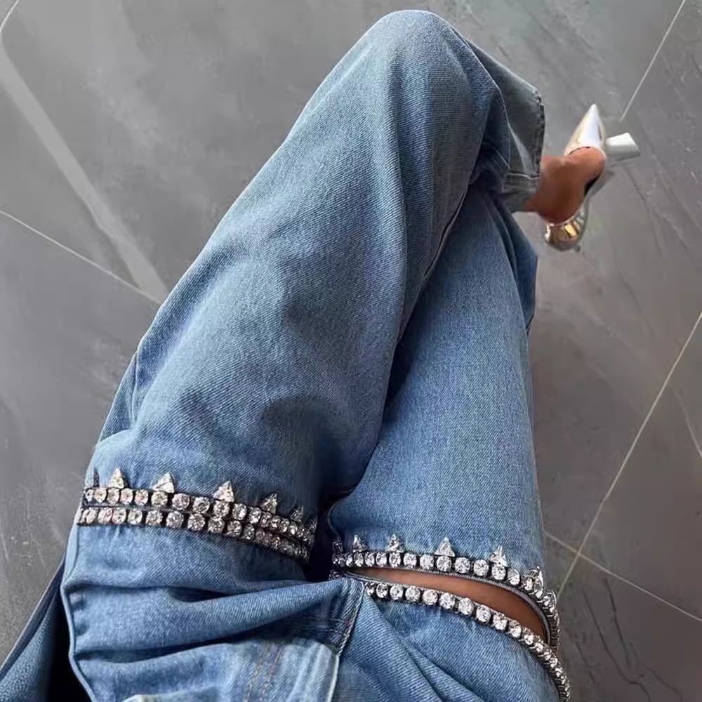 Damen Jeans mit strassbesetzten Ausschnitten und legerem Schnitt EB