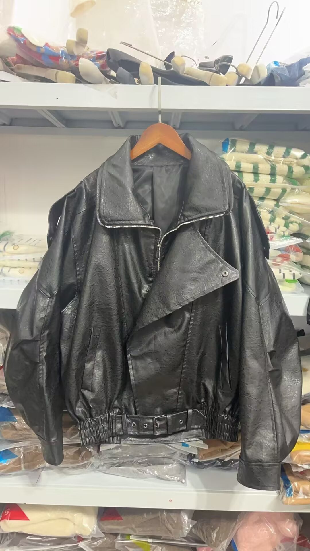 Damen modische Kunstlederjacke mit asymmetrischem Schnitt und dekorativem Gürtel EB