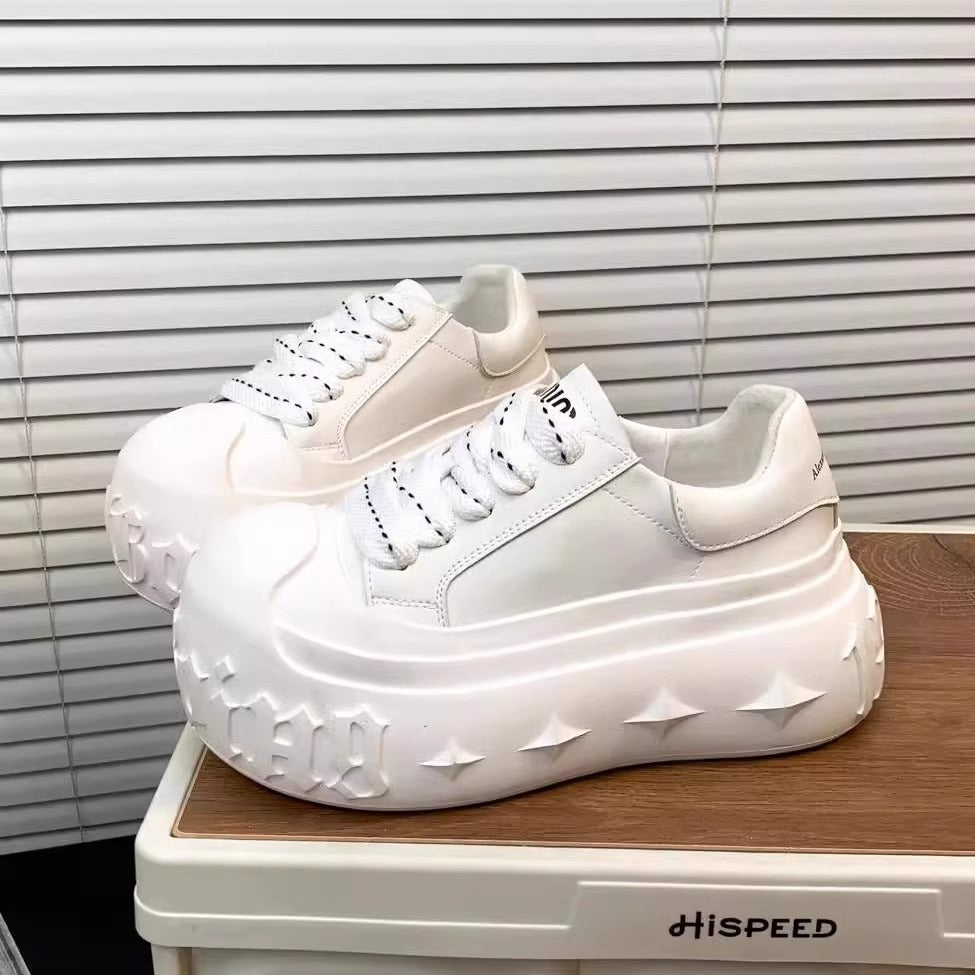 Damen Sneakers mit gesteigertem Plateau-Design und modischer Ziersteppung EB