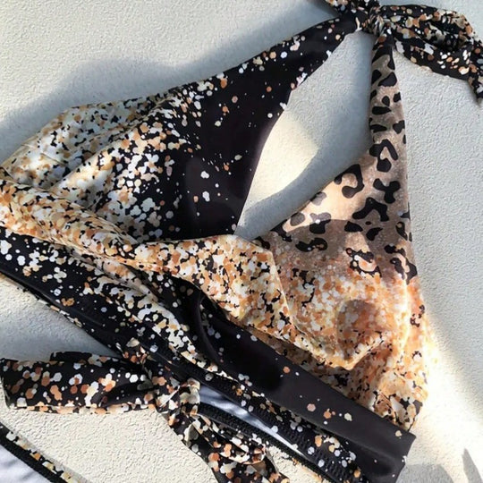 Damen Hochtailliertes Bikiniset mit verspieltem Knoten und schimmernden Akzenten EB