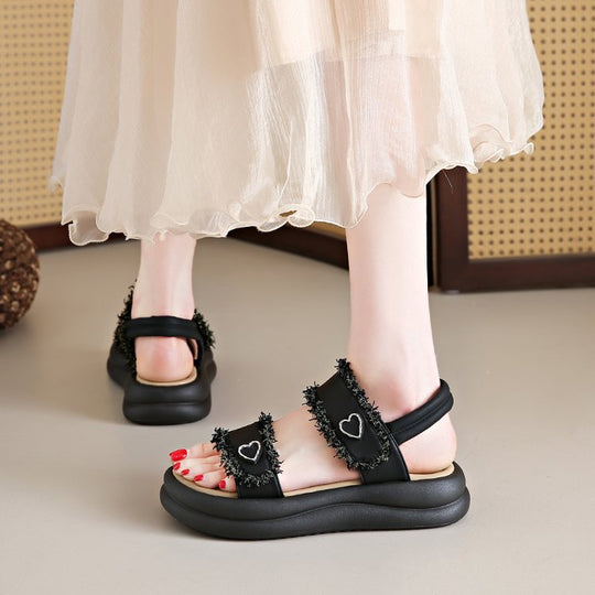 Damen modische Sandalen mit elastischen Riemen und herzförmigen Akzenten EB