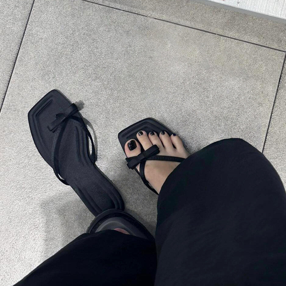 Damen Zehentrenner-Sandalen mit schickem Riemendesign und komfortablem Fußbett EB