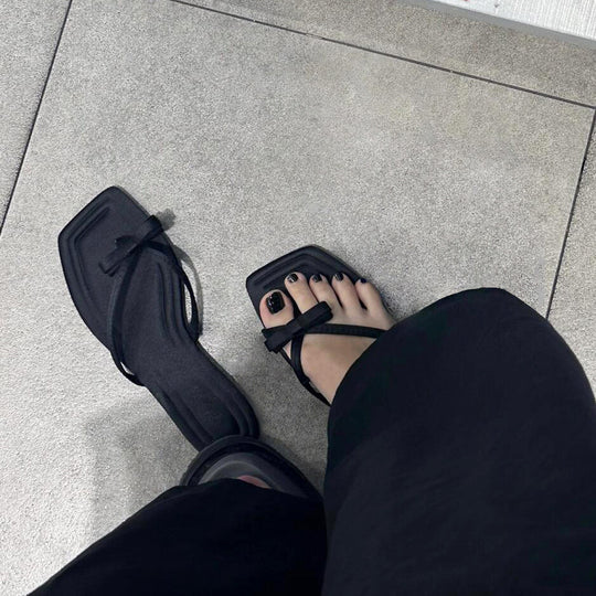 Damen Zehentrenner-Sandalen mit schickem Riemendesign und komfortablem Fußbett EB
