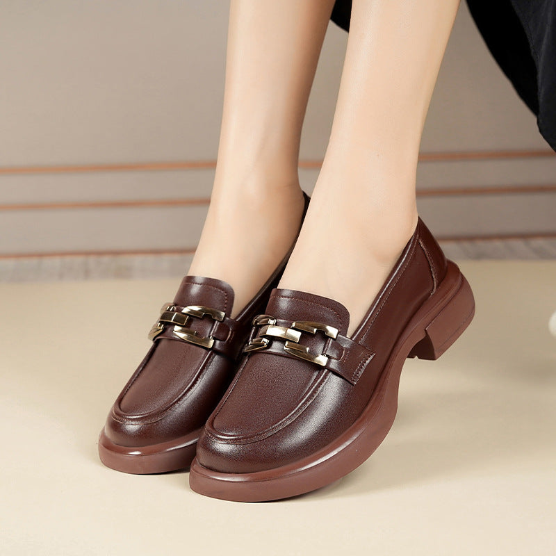Damen Elegante Mokassins mit goldenen Schmuckdetails und komfortablem Blockabsatz EB