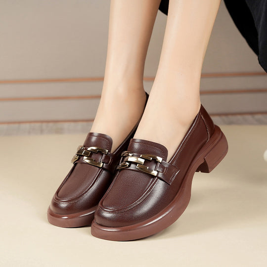 Damen Elegante Mokassins mit goldenen Schmuckdetails und komfortablem Blockabsatz EB