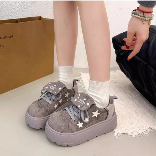 Damen Plateau-Sneaker mit verspielten Sternen- und Schleifendetails EB