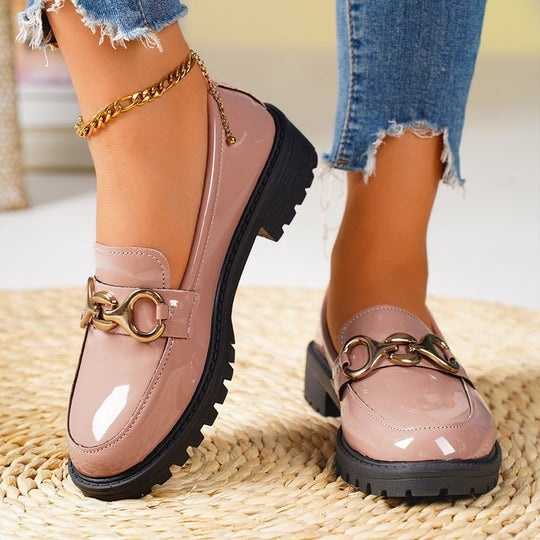 Damen nan lackierte Loafer mit profilierter Traktorsohle und goldener Zierkette EB