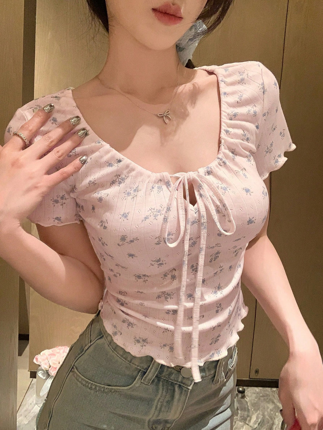 Damen romantisches Rüschentop mit floralem Design und bindbarem Kordelzug EB