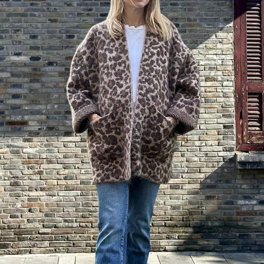 Damen Kuschelige Strickjacke im Leo-Design mit oversized Passform EB