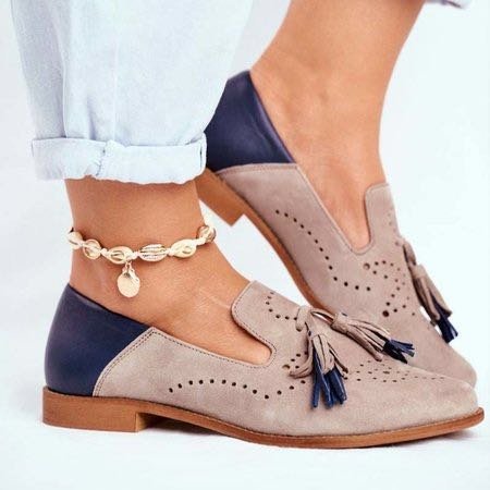 Damen Modische Slipper mit eleganten Quasten und perforiertem Design EB