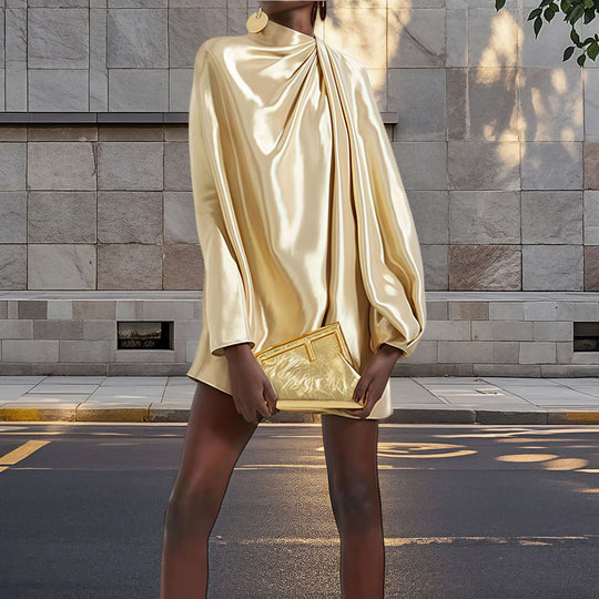 Damen Elegantes satiniertes Minikleid mit asymmetrischem Schnitt und Raffungen EB