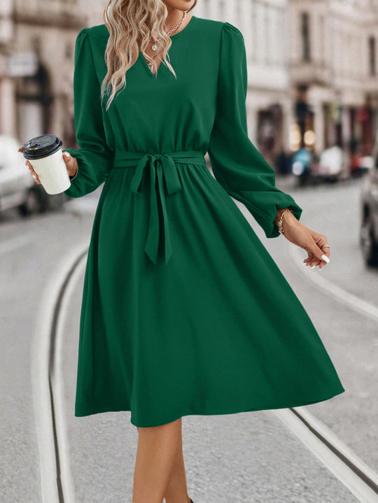 Damen Kleid mit V-Ausschnitt, Taillengürtel und eleganten langen Ärmeln EB