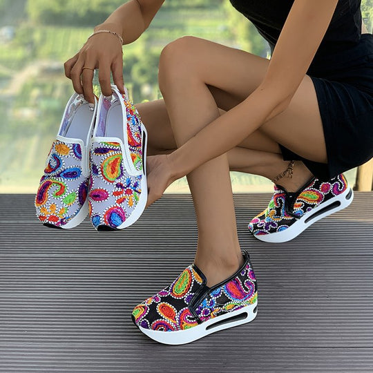 Damen Slip-On Keil-Sneaker mit besticktem Canvas-Obermaterial und luftgepolsterter Plateau-Sohle EB