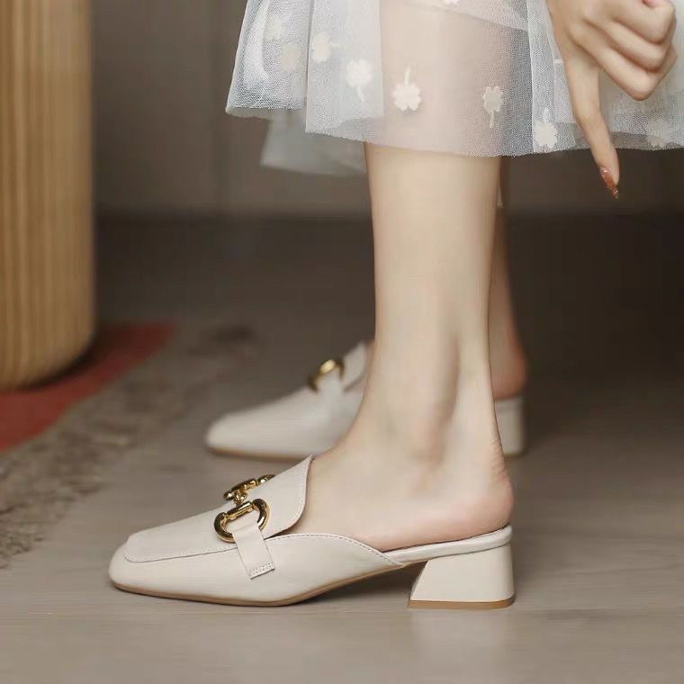 Damen Elegante und bequeme Mules mit geschlossenen Zehen und modischen Details EB
