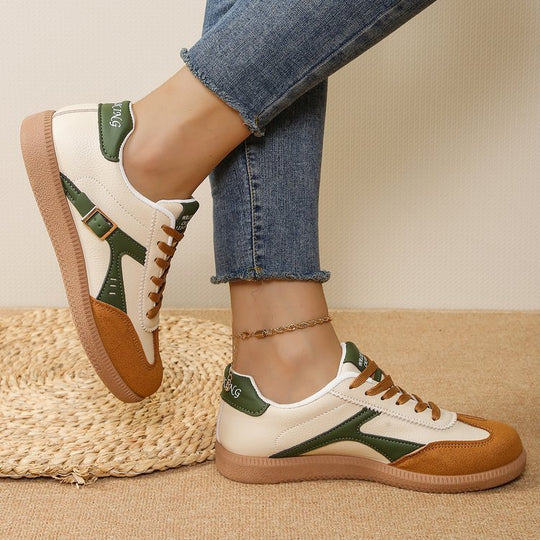 Damen Retro-Plateau-Sneaker mit Wildlederapplikationen und dekorativer Schnallenlasche EB
