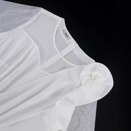 Damen elegantes Plissee-Kleid mit asymmetrischem Design und floralen Akzent EB