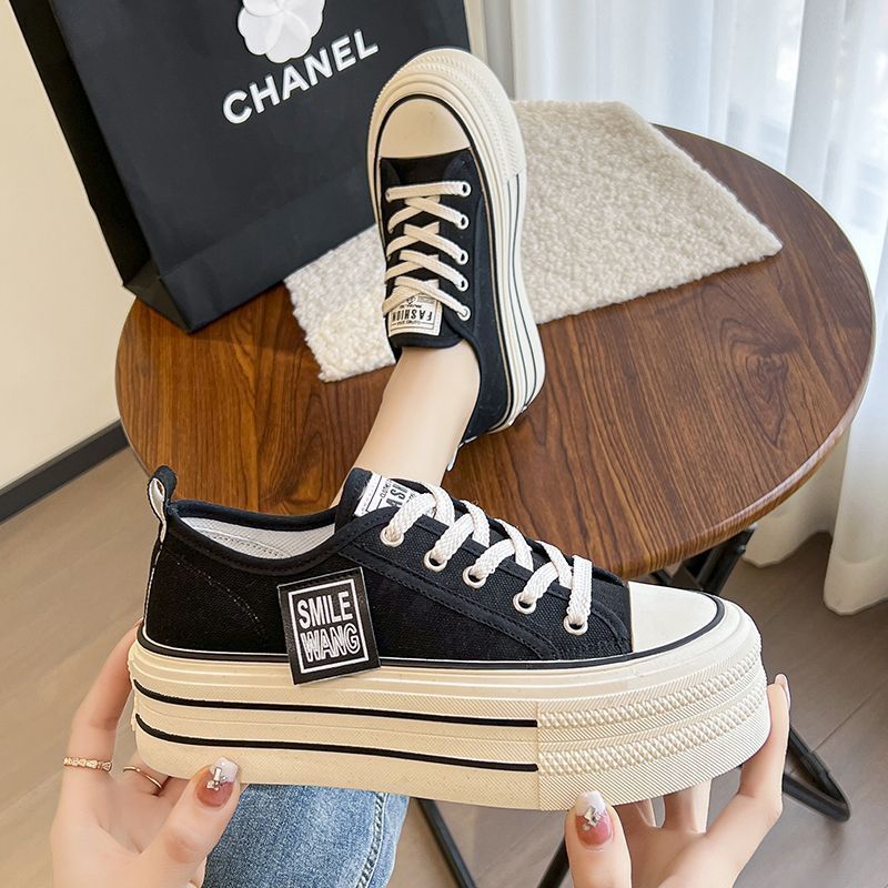 Damen modische Plateausneaker mit angesagtem Design EB