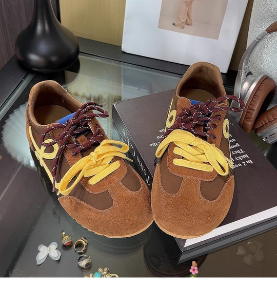 Damen Sportliche und bequeme Sneaker mit auffälligem Schnürsystem EB