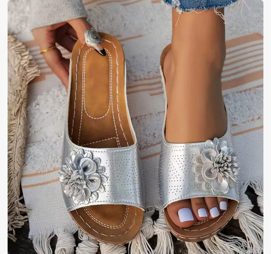 Damen Pantolette mit modischer Perforation und eleganter Blumenapplikation EB