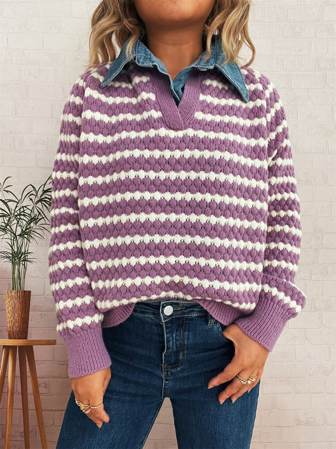 Damen Strickpullover mit tiefem V-Ausschnitt und markantem Streifenmuster EB