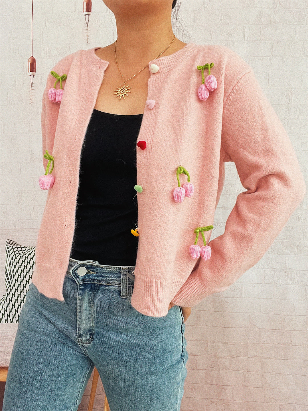 Damen Strickjacke mit fröhlichen Blumenapplikationen EB