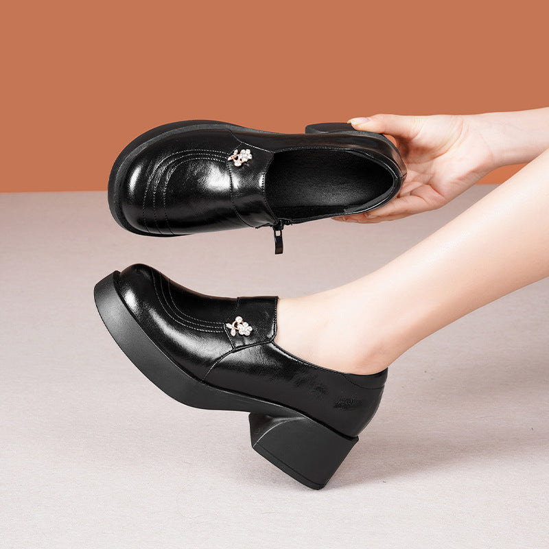 Damen Elegante Mokassins mit komfortablem Blockabsatz und glänzendem Schmuckdetail EB