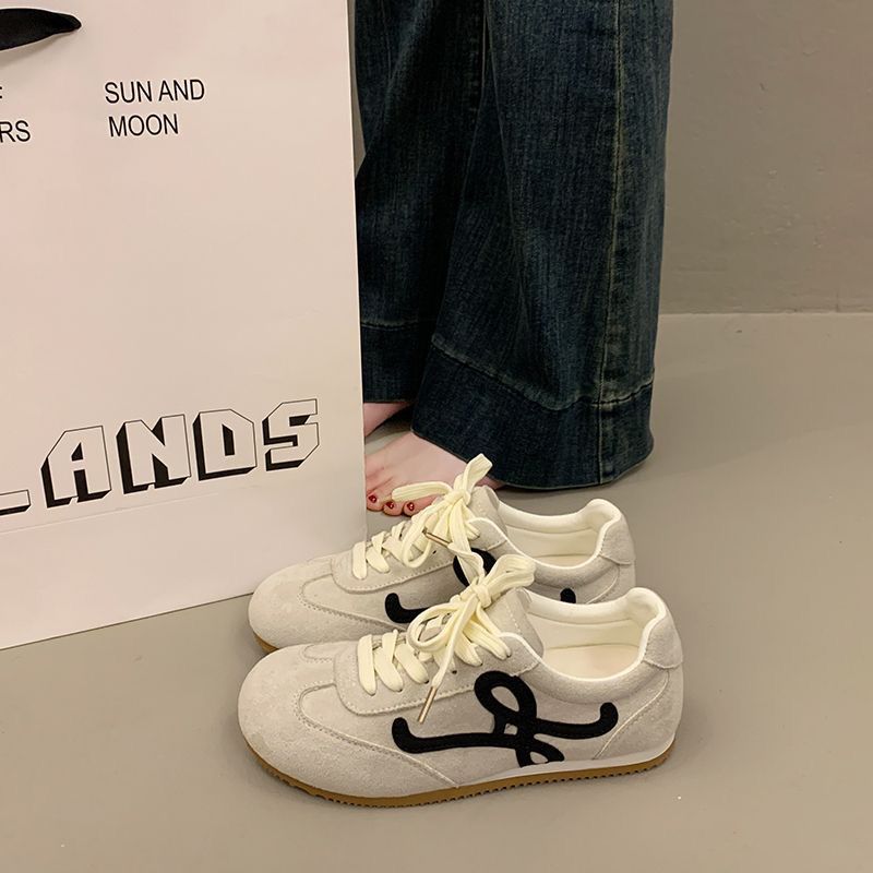 Damen Sportliche Sneaker mit rutschfester Gummisohle und hochwertigem Wildlederoberteil EB